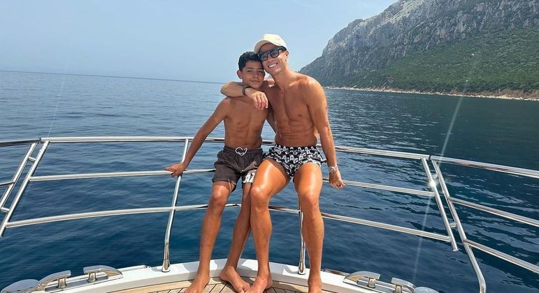 Cristiano Ronaldo passa férias em iate avaliado em R$ 55 Milhões: confira as fotos